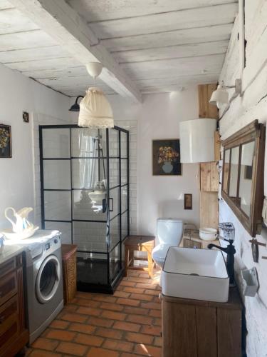 a kitchen with a washing machine in a room at Magiczne Podlasie in Dubno