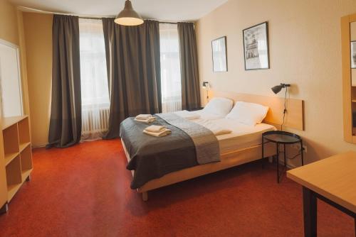 a hotel room with a bed in a room at Happy Hotel Berlin in Berlin