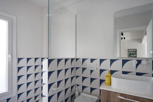 Cozy Apartment steps away from Acropolis and the Metro Station by Lumen Living
