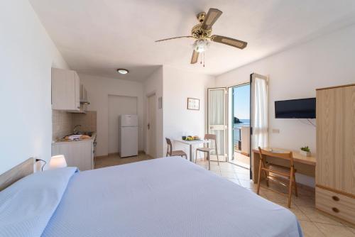 เตียงในห้องที่ Appartamenti Villa Miramare