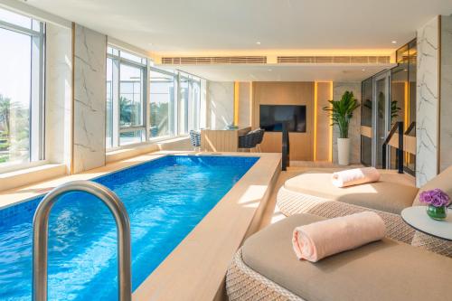 a large swimming pool in a hotel room at Al Bandar Arjaan by Rotana – Dubai Creek in Dubai