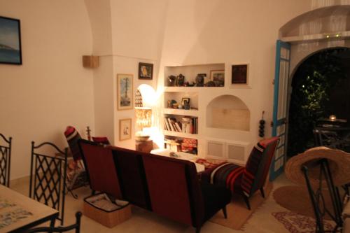 a living room with a table and chairs at Dar R'Bat, Maison d'Hôtes de charme in Nabeul