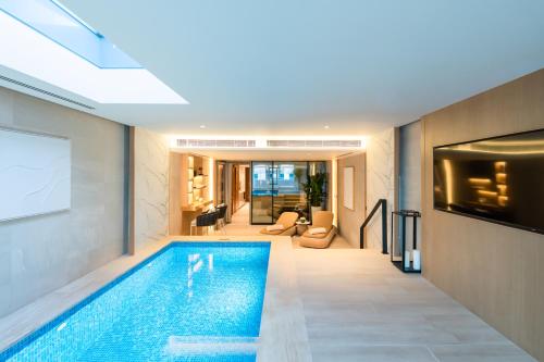 a swimming pool in a house with a living room at Al Bandar Arjaan by Rotana – Dubai Creek in Dubai
