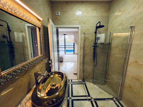a bathroom with a sink and a shower at Villa Sol Aviv - וילה מושלמת עם בריכה פרטית למשפחות וקבוצות בנתיבות in Netivot
