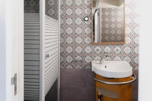 a bathroom with a sink and a mirror at OP ZESTIEN in Hippolytushoef