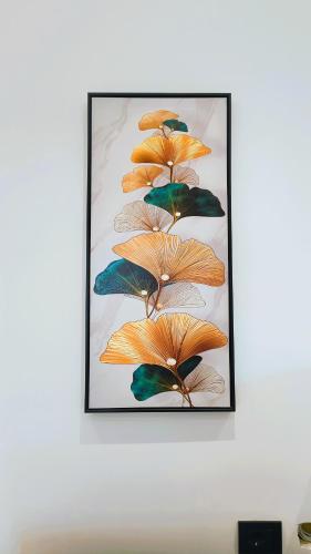 un quadro incorniciato di un gruppo di funghi su una parete di Vila KAM a Vlorë