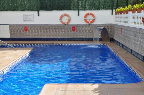 una piscina con fontana di Casablanca Suites - Adults Only a Calella