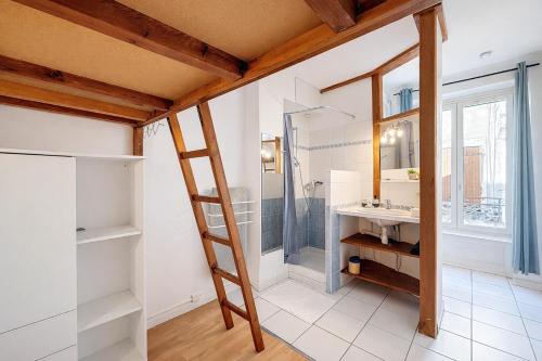 a bathroom with a ladder and a sink at l'Azur Viennois in Vienne