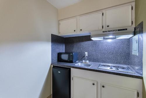 Η κουζίνα ή μικρή κουζίνα στο Motel 6-Livingston, TX