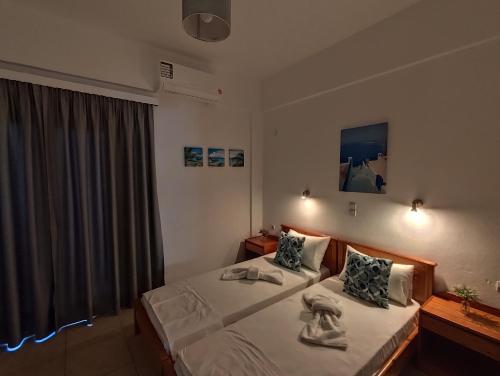 a bedroom with a bed and a window at Vangelis rooms in Pitsidia