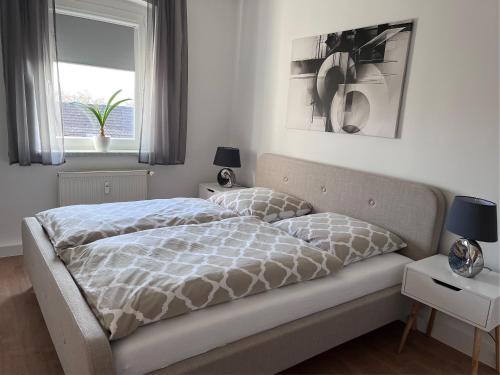 a bedroom with a bed and a window at Ferienwohnung 1A in Fockendorf
