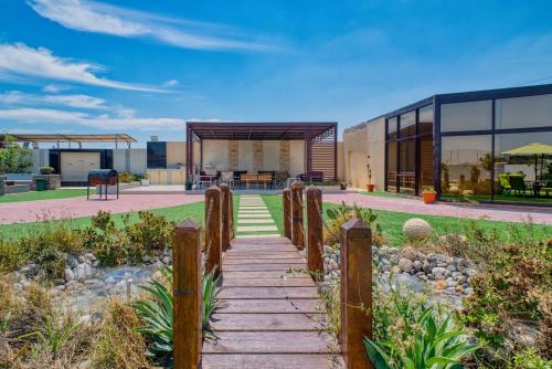 Local farmstay morning heated pool and up to 12 extra matresses