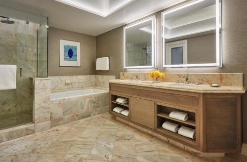 y baño con lavabo, bañera y ducha. en Four Seasons Resort Maui at Wailea, en Wailea