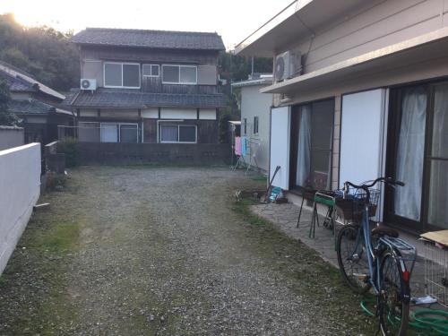 ein leerer Hof neben einem Haus mit Fahrrädern daneben. in der Unterkunft Guesthouse SHELL in Naoshima