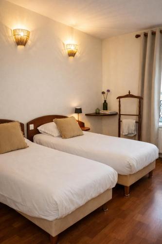 two beds sitting next to each other in a room at Un grain d'folie in Villié-Morgon