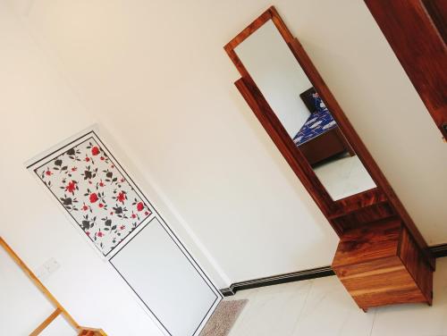 a stairwell with a mirror and a stair case at Mano Holiday Guest House in Kalkudah