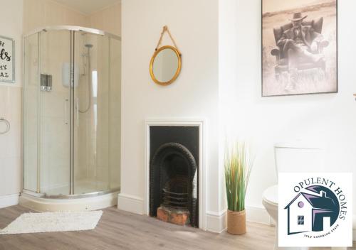 a bathroom with a shower and a fireplace at Contactor Stay, Reading Town Centre 4 Bed House, Large House with 2 bath in Reading