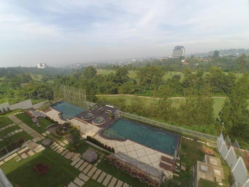 an aerial view of a swimming pool in a garden at Roemah Asri Villa - Resor Dago Pakar in Bandung