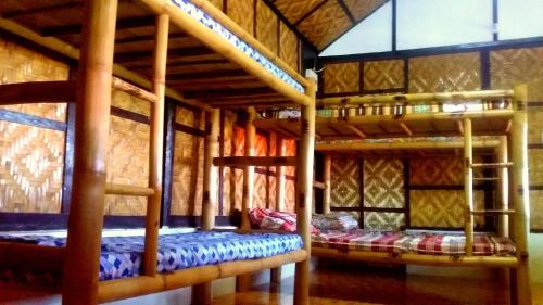 Una cama o camas en una habitación de Overview Hostel
