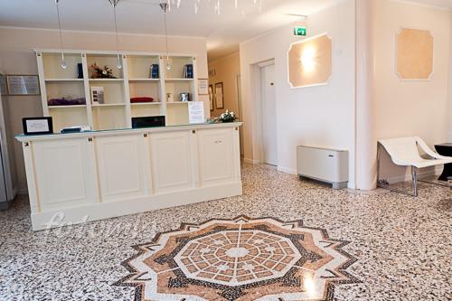 Zimmer mit einem Tisch und einem Teppich auf dem Boden in der Unterkunft Hotel Ai Dogi in Palmanova