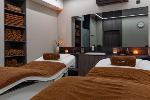 two beds sitting in a room with a counter at Forest Międzyzdroje in Międzyzdroje