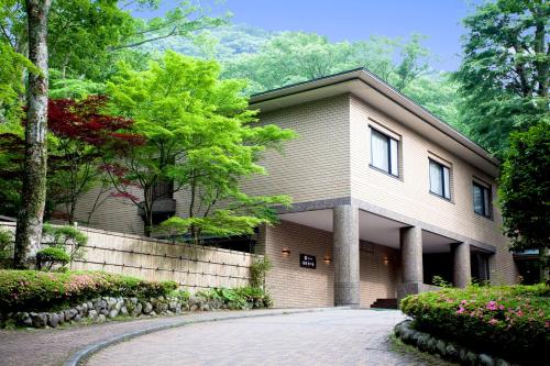 a house with a driveway in front of it at Shiki Resort Hakone Wanoka in Hakone