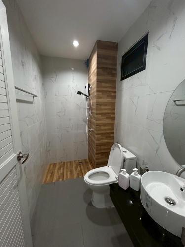 a bathroom with a toilet and a sink at โรงแรมเมืองเลยริเวอร์วิว in Ban Tha Phae