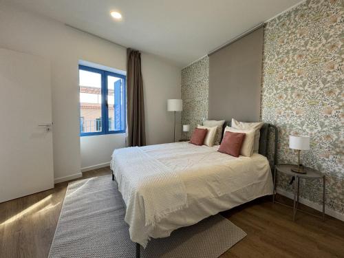 a bedroom with a large bed and a window at Stayin Arrifes I C in Funchal