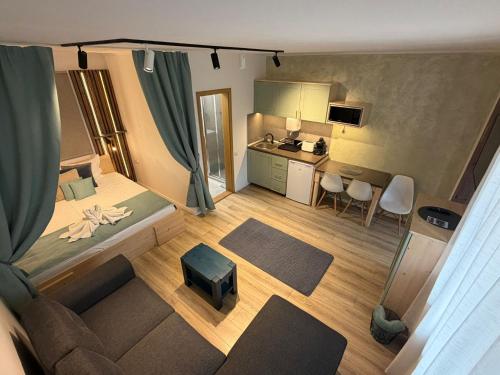 a small room with a bed and a living room at Relax House in Praid