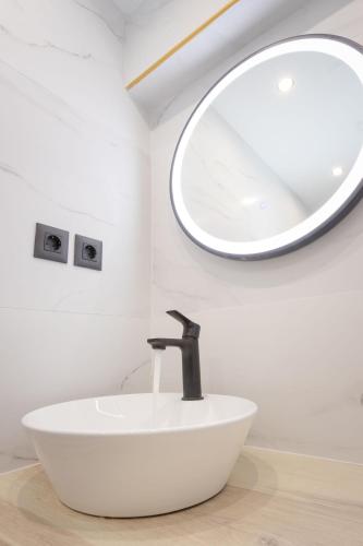 Domus 17 II Stylish Retreat Near City & Beach