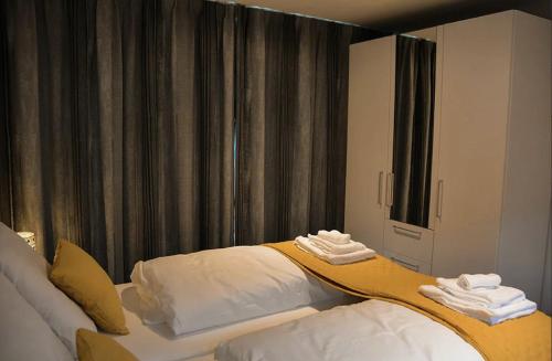 a hotel room with a bed with towels on it at Ferienwohnung Ferienpark Quendorfersee Schüttorf in Schüttorf