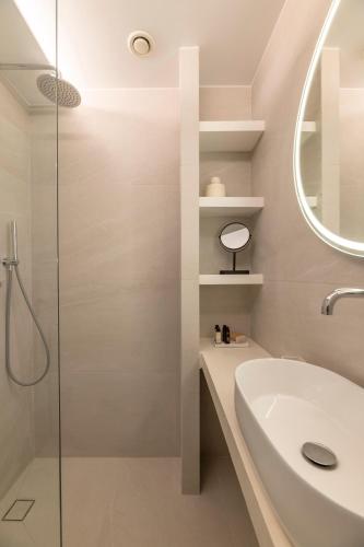 Athens Sunlight Residence 2BR Elinoroson by UPSTREET
