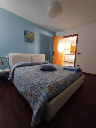a bedroom with a bed with a blanket on it at il Rifugio di Franco e Silvia in San Benedetto del Tronto