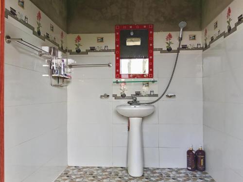 a bathroom with a toilet with a mirror and a sink at Mama Pham Homestay in Tả Van