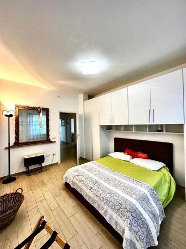 a bedroom with a bed and a desk and a window at el Capitan de Mar in Chioggia