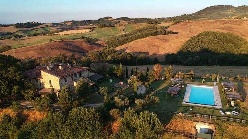 an aerial view of a house and a swimming pool at Casale Refoli in Casole dʼElsa