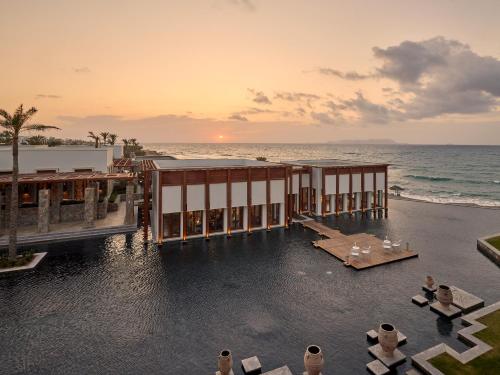 Luftaufnahme eines Ferienresorts am Strand in der Unterkunft Amirandes, A Resort to Live in Gouves