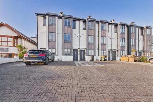 a car parked in a parking lot in front of a building at Luxury 3-Bed house, Beach 300m, Sleeps 6, Parking in Newquay