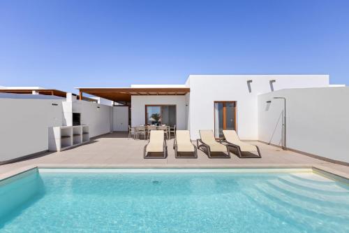 Villa Los Altos Gadea 9B by Escape Home
