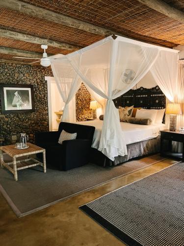 ein Schlafzimmer mit einem Himmelbett in der Unterkunft Ashbourne Country Escape Hazyview in Hazyview