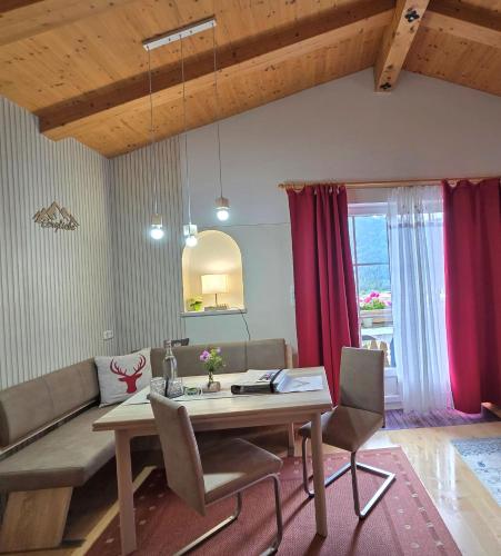 EINZIGARTIG, BERGBLICK, unverbaut, Balkon, Wohnzimmer, 2 Schlafzimmer, ruhig