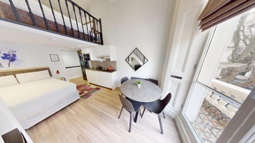 a bedroom with a bed and a table and chairs at MSK Premium in London