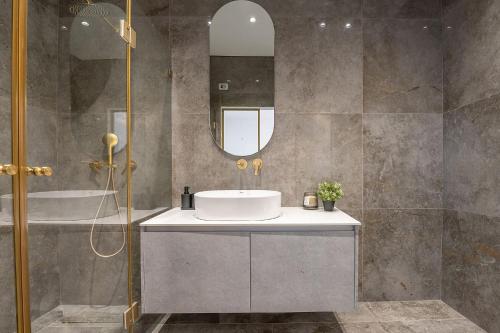 a bathroom with a sink and a mirror at רויאל טווינס בוטיק in Safed