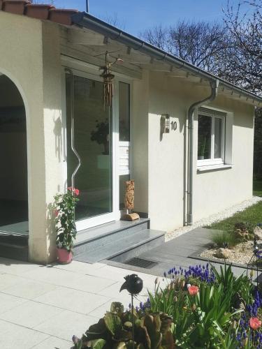 a front porch of a house with flowers at Ferienwohnung Im Auricher Tal in Vaihingen an der Enz