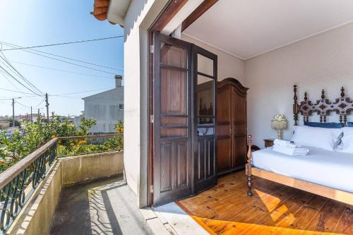 a bedroom with a bed and an open door at Casa da Betinha in Ílhavo