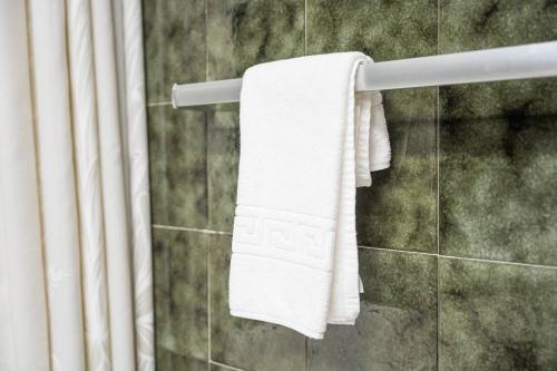 a white towel hanging on a towel rack in a bathroom at Casa da Betinha in Ílhavo