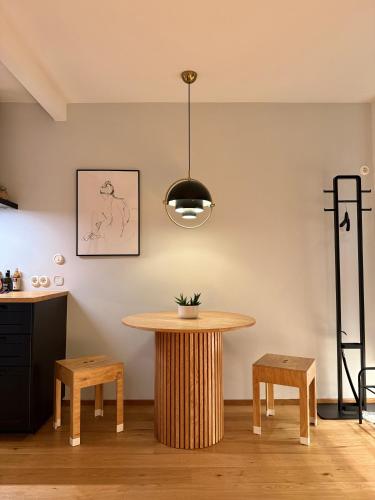 Una mesa y bancos en una habitación con una lámpara. en SoulLight Studio, en Tallin