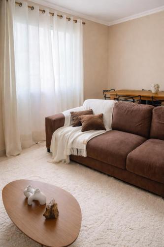 a living room with a couch and a table at Apê 202 - Central, Garagem e Ar Cond - 2Q e 2B in Governador Valadares