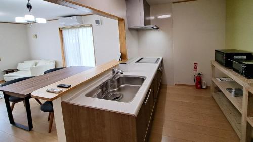 a kitchen with a sink and a counter top at ホリデーハウス慈野(ジノ) in Takayama