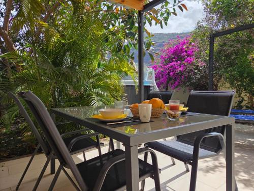 a table with a bowl of fruit on a patio at Casa Rural Anais in San Nicolás